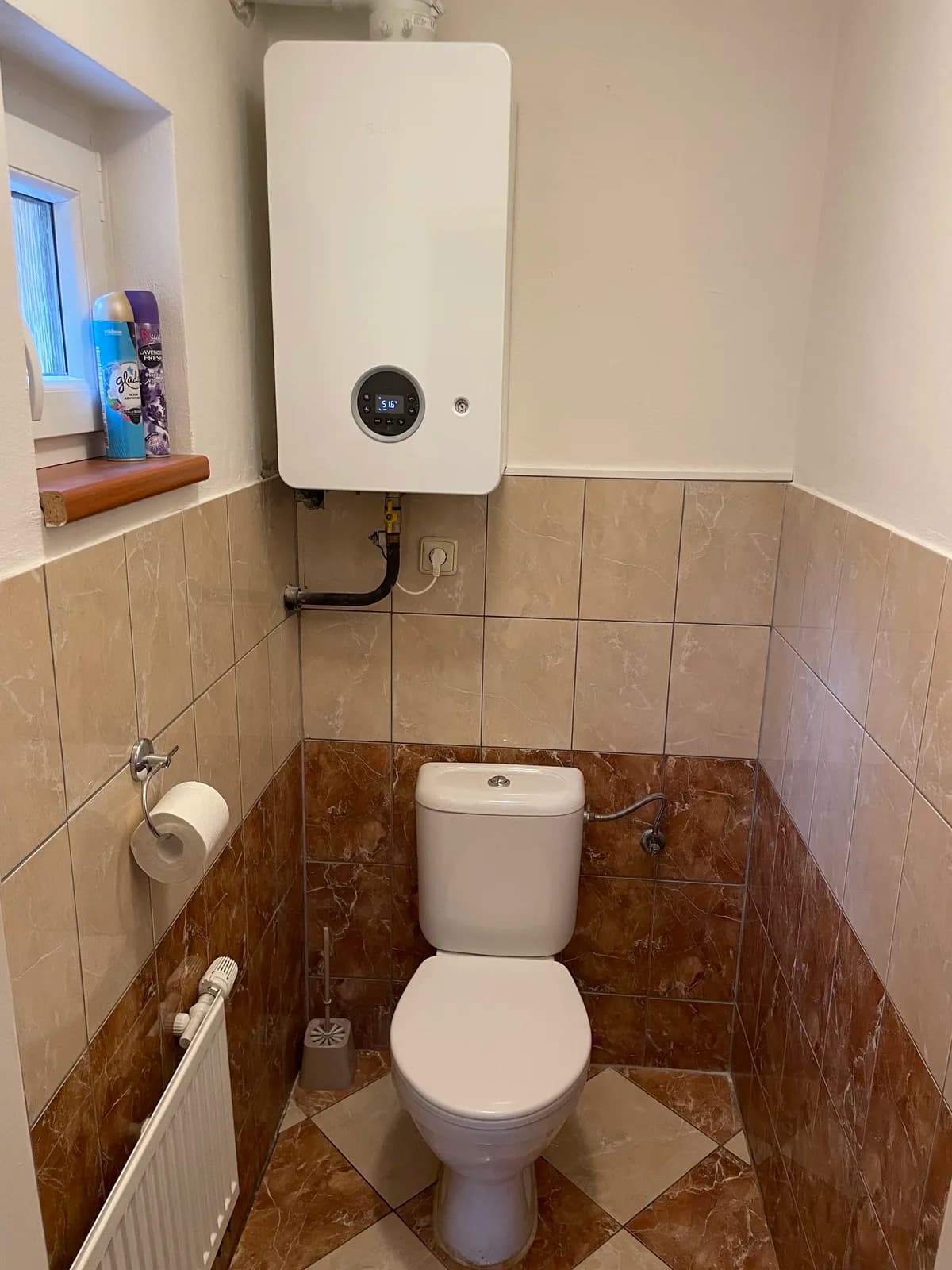 Plynový kondenzační kotel Bosch GC2300 na zdi na toaletě
