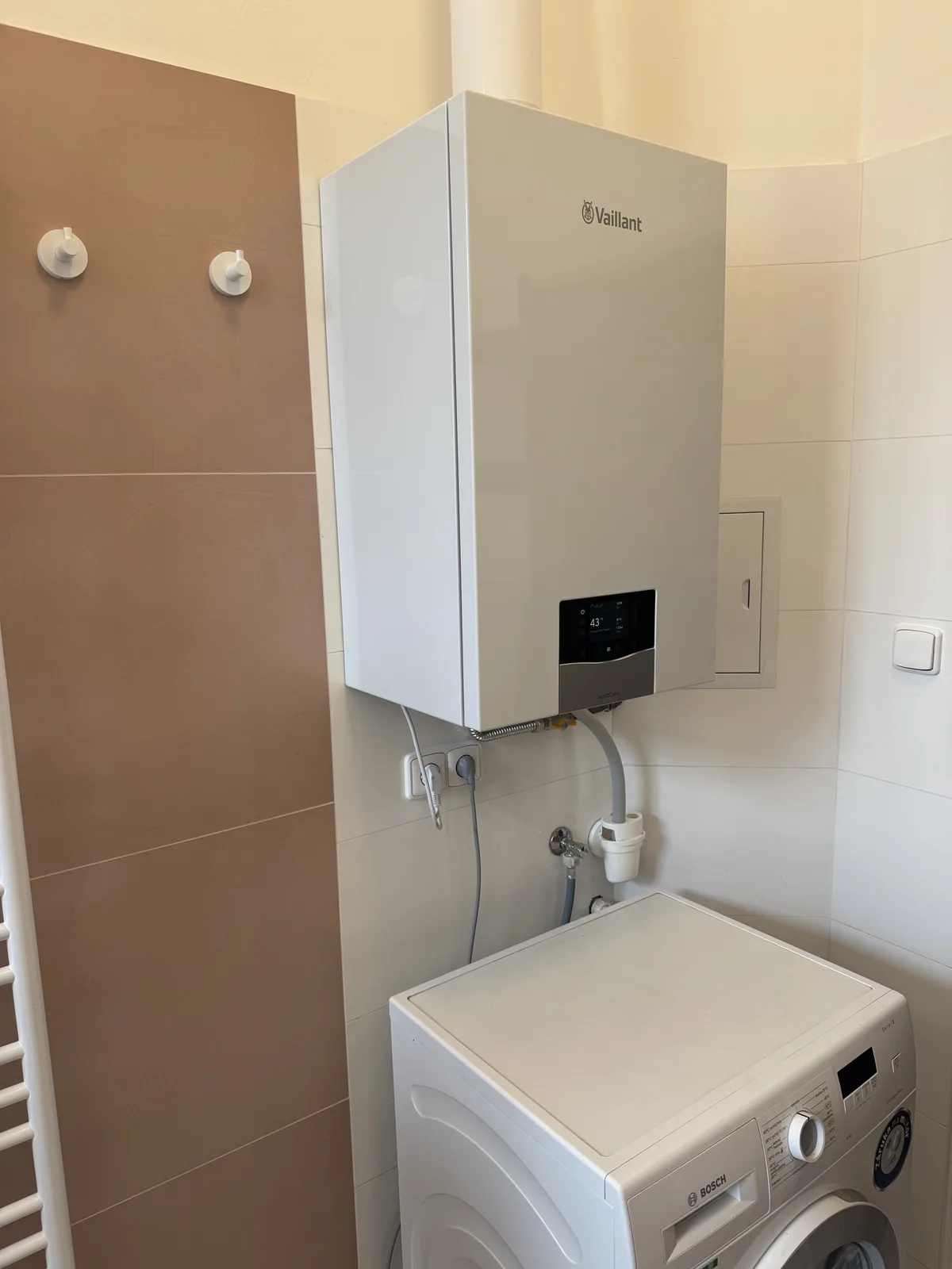Plynový kondenzační kotel Vaillant VUW 32CS instalovaný v koupelně